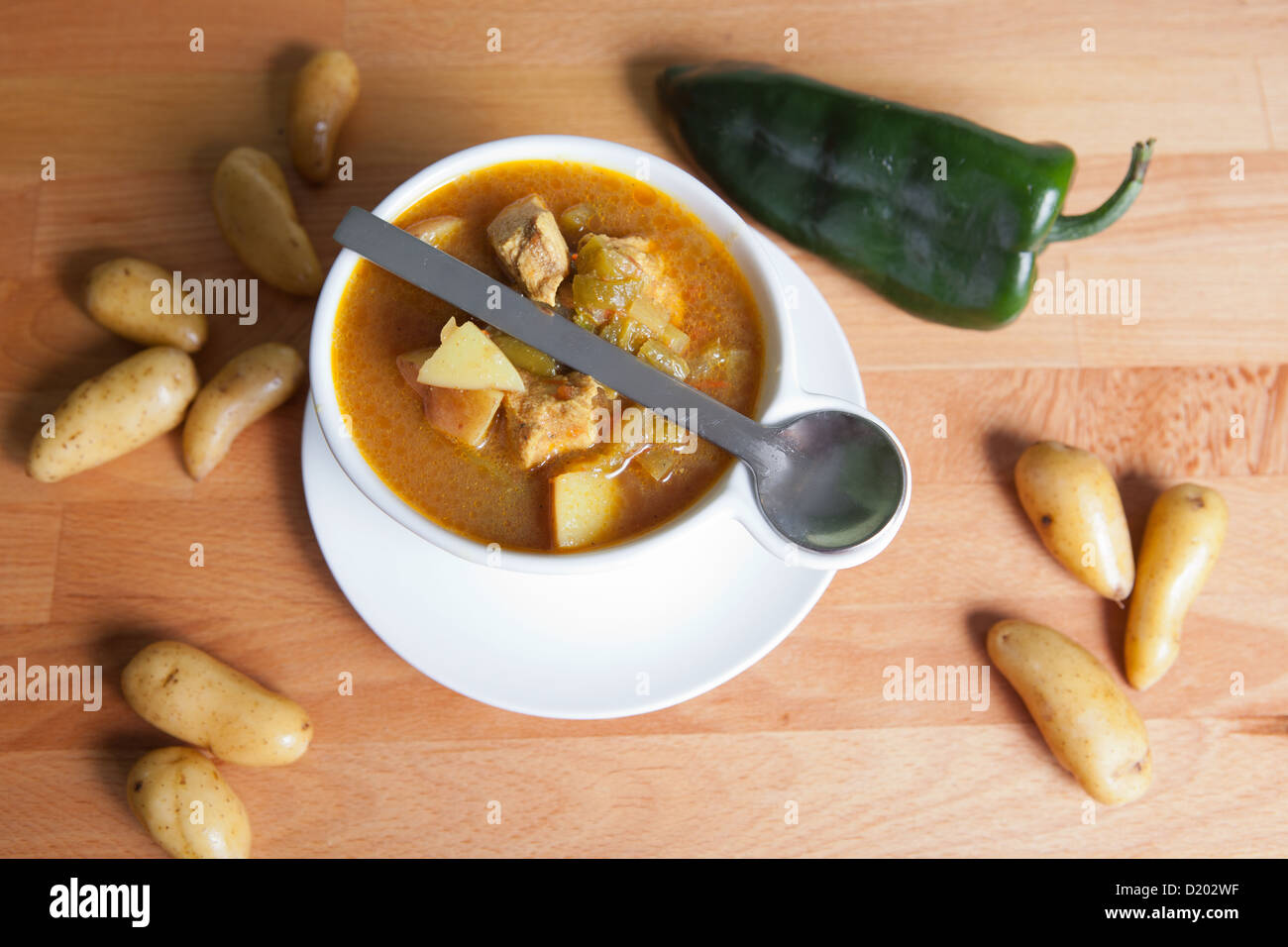 Spülbecken Portion Schweinefleisch basierte grünes Chile-Eintopf, eine Spezialität von New Mexico. Stockfoto