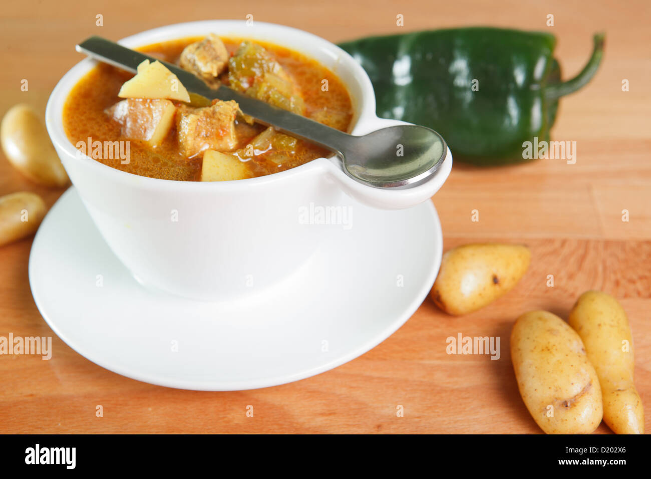 Spülbecken Portion Schweinefleisch basierte grünes Chile-Eintopf, eine Spezialität von New Mexico. Stockfoto