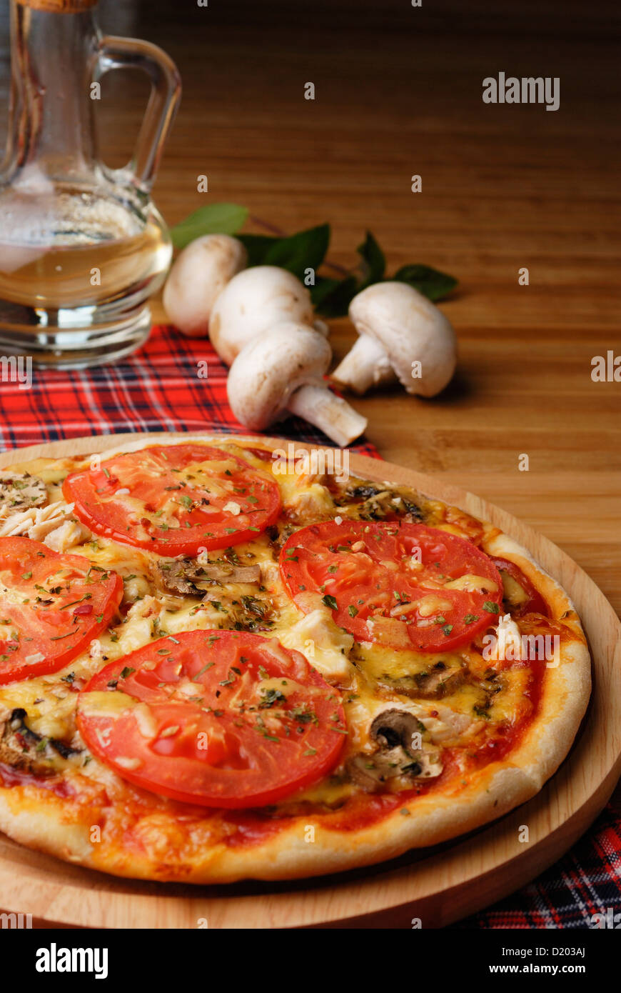 Pizza mit Pilzen in den Holztisch closeup Stockfoto