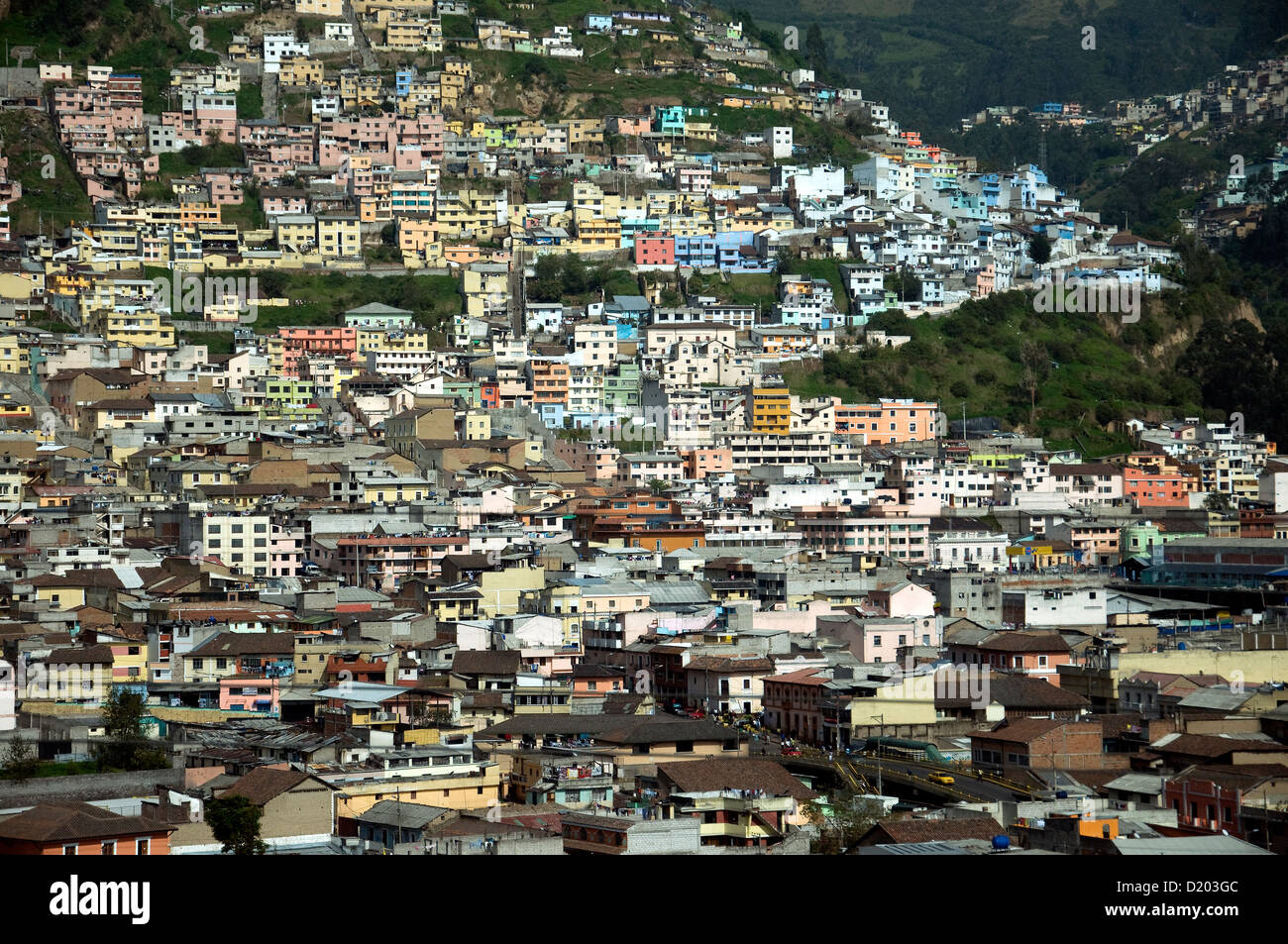 Massierten Häuser, Heimat einiger der Quitos mehr als 2,2 Millionen Einwohnern umfasst einem Hügel außerhalb der Hauptstadt Quito, Ecuador Stockfoto