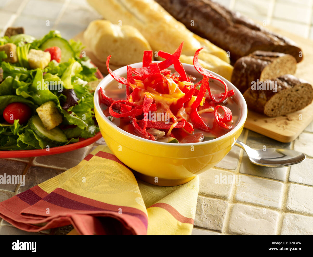 Tortilla Suppe und gemischter Salat mit Brot Stockfoto