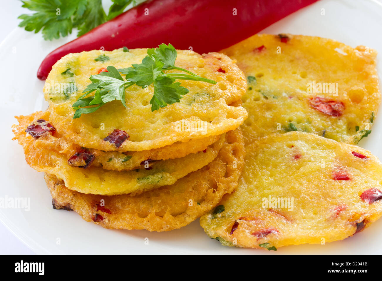 Kartoffelpuffer mit Paprika und Petersilie Stockfotografie - Alamy