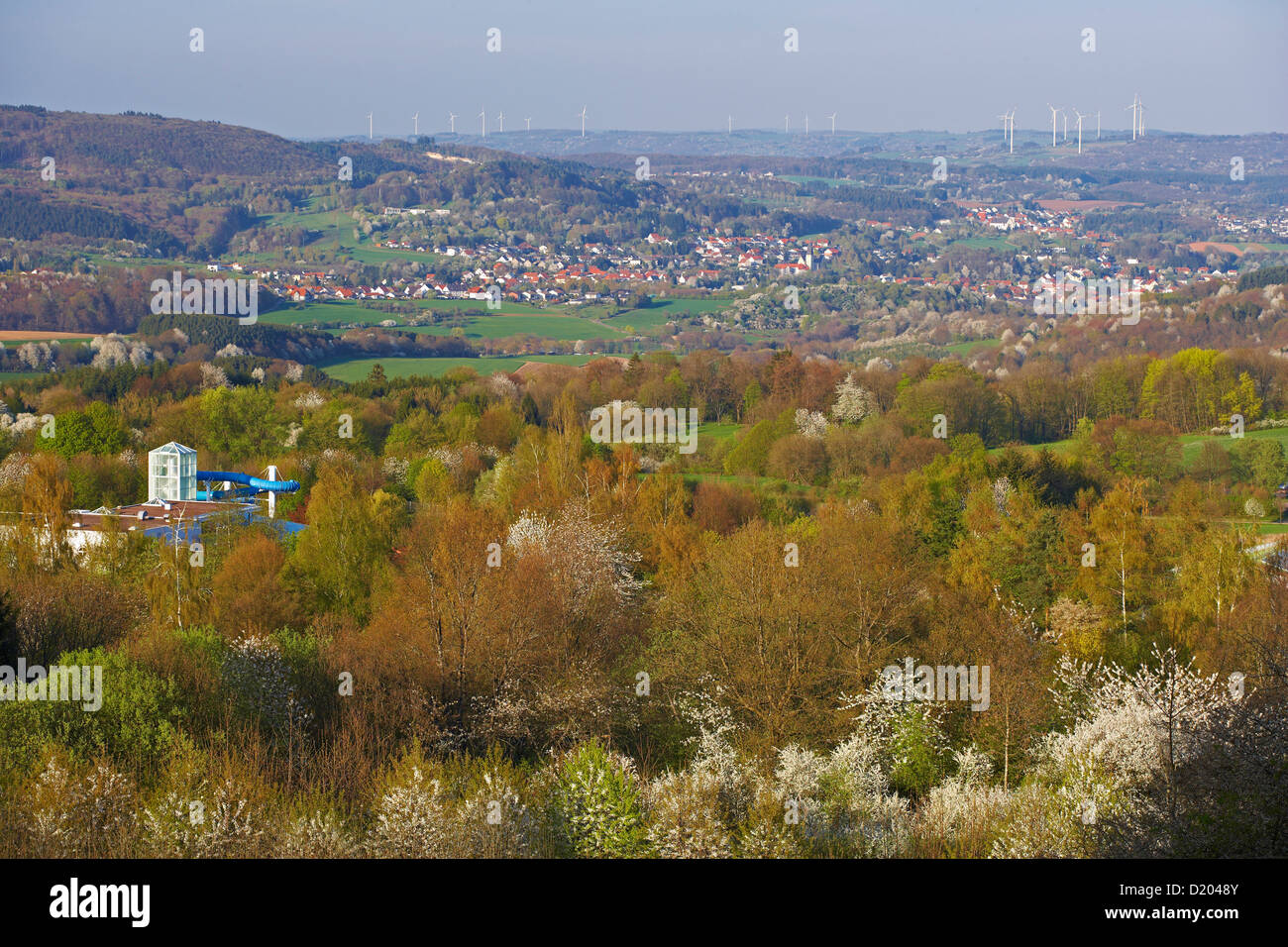 Blick von der Schaumberg am Freisener Hoehe mit Erlebnisbad Schaumberg,  Selbach (links) und Neunkirchen/Nahe (rechts), Saar-Na Stockfotografie -  Alamy