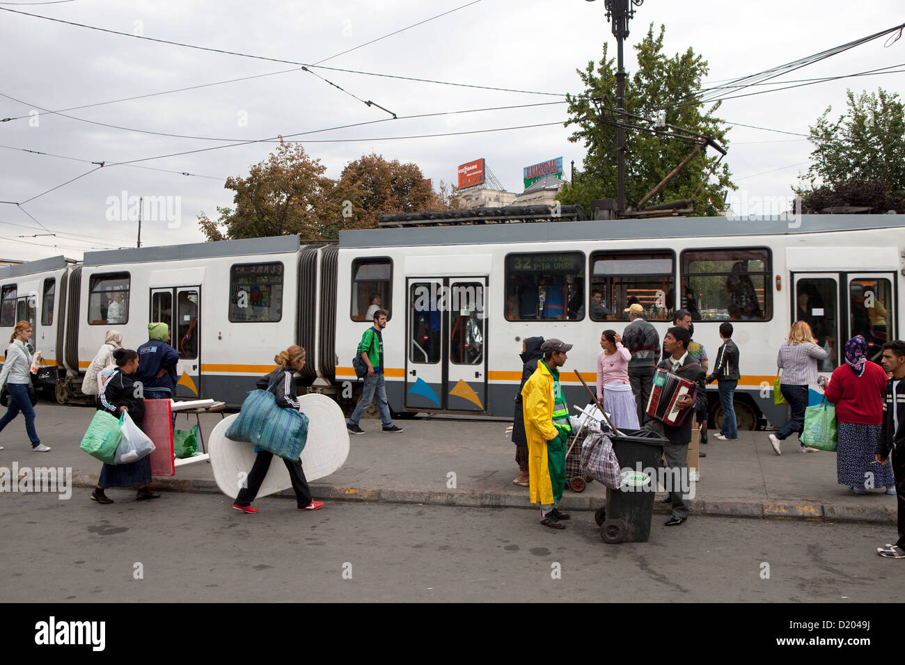 Bukarest, Rumänien, Menschen bei der Straßenbahn Haltestelle der Ort der Versammlung Stockfoto