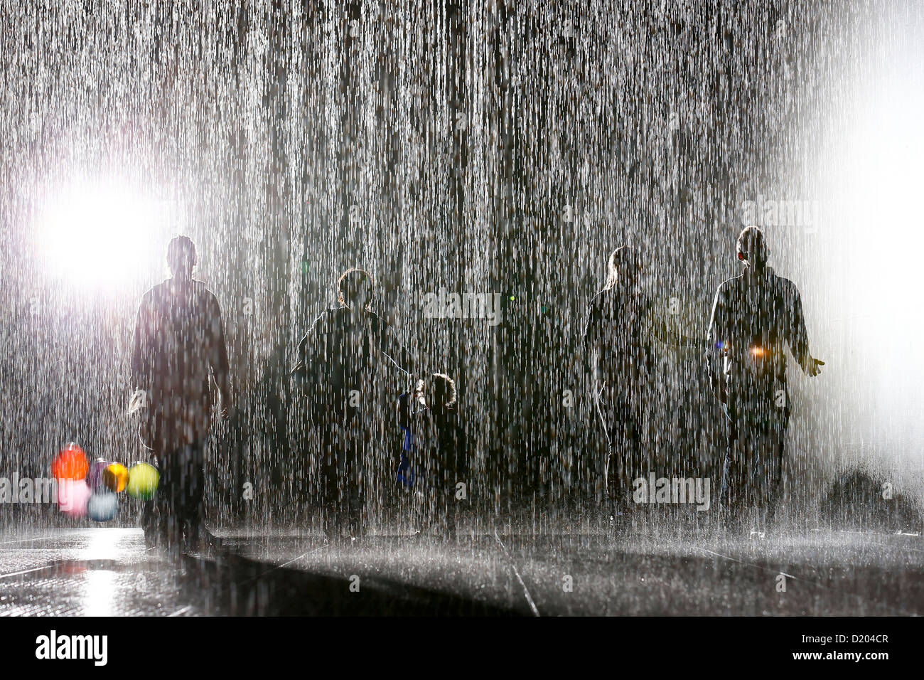 Menschen interagieren mit den "Rain Room"-Kunst-Installation von "Random International" im Barbican Centre am 10. Oktober 2012. Stockfoto