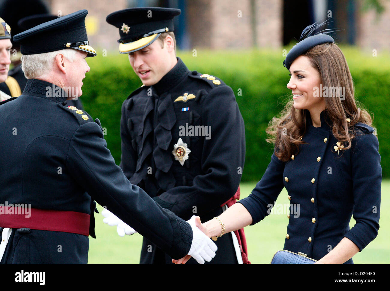 Der Herzog und die Herzogin von Cambridge, Prince William (C) und Kate Middleton (R) Ankunft in Victoria Barracks, 25. Juni 2011. Stockfoto