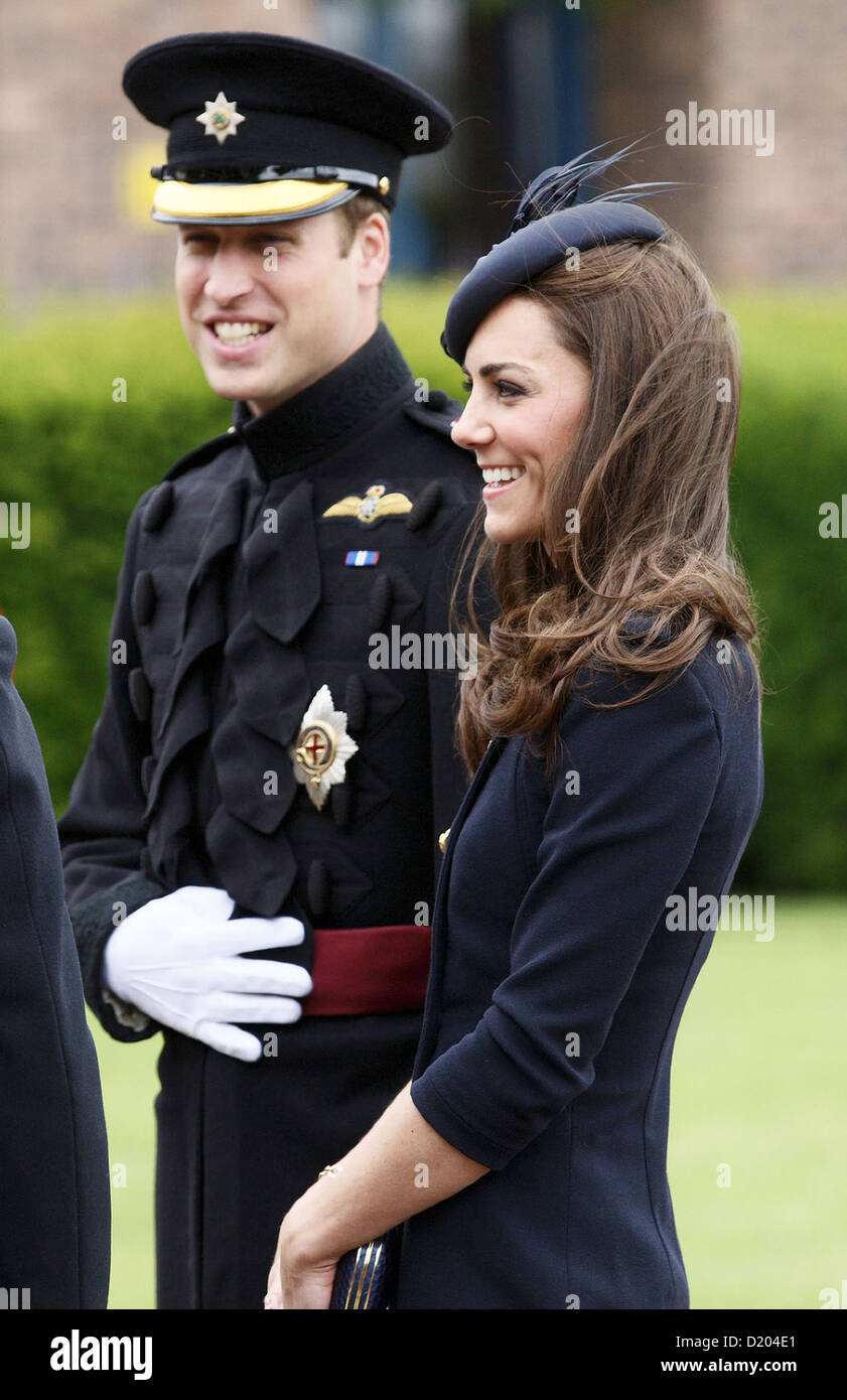 Der Herzog und die Herzogin von Cambridge, Prince William (C) und Kate Middleton (R) Ankunft in Victoria Barracks, 25. Juni 2011. Stockfoto