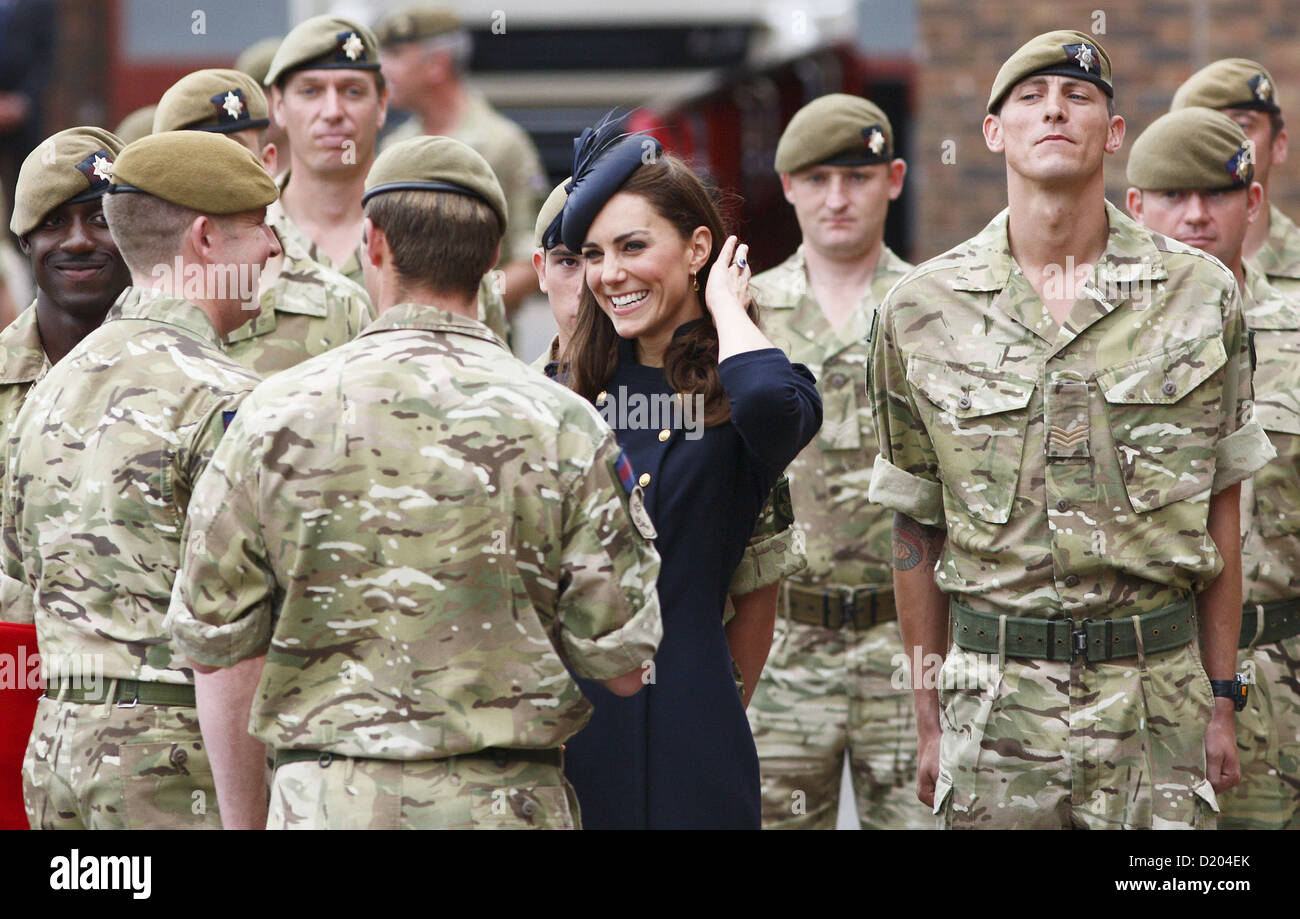 Die Herzogin von Cambridge, Kate Middleton, händigt operative Medaillen Soldaten vom 1. Bataillon Irish Guards. Stockfoto