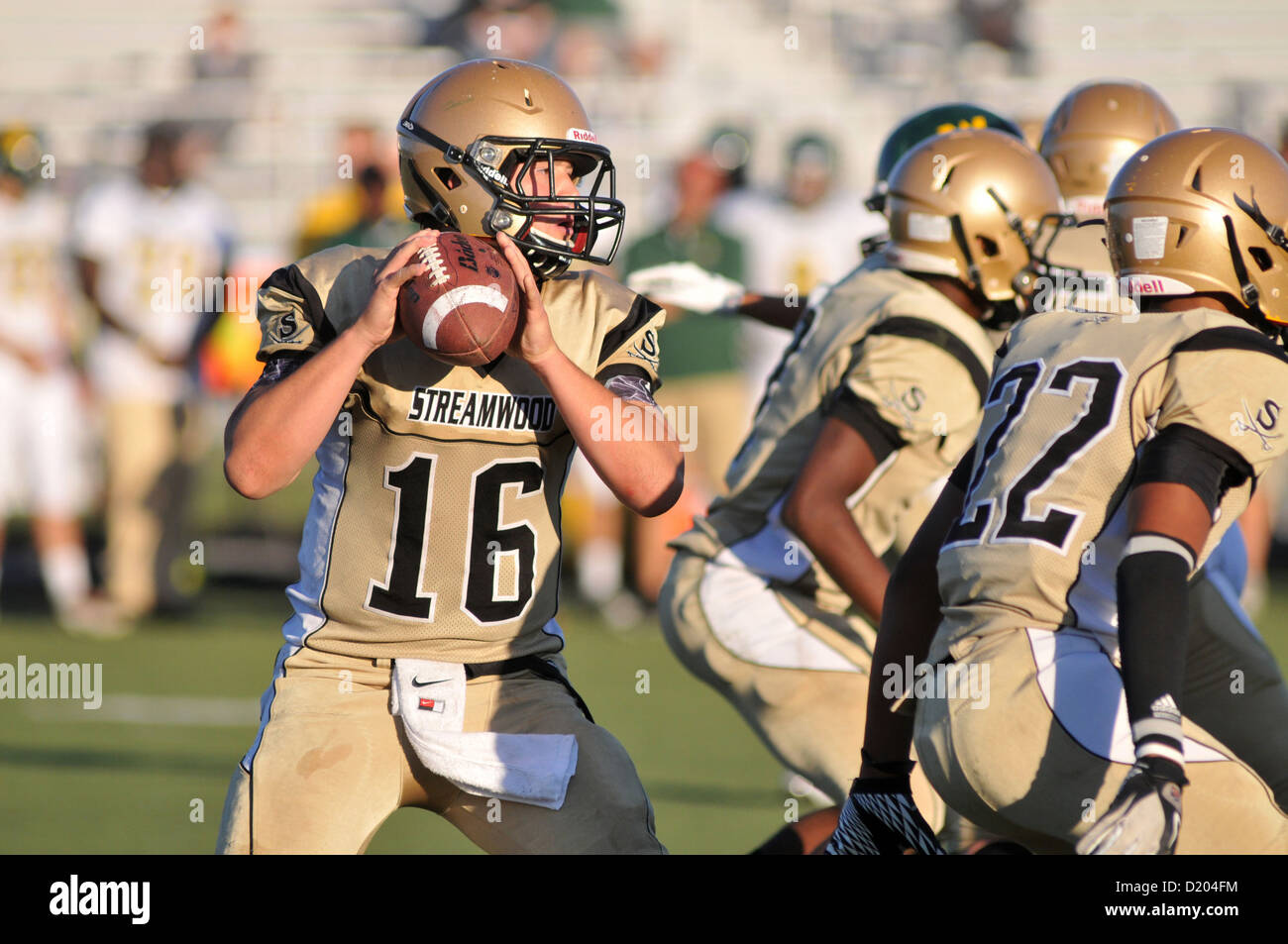 Football quarterback zurück in die Tasche auf der Suche nach einem offenen  Empfänger bei einem High School Spiel. USA Stockfotografie - Alamy