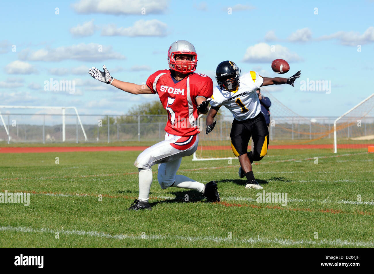 Fußball pass Empfänger wendet sich ein Beamter seinen Fall für Pass, um Interferenzen zu plädieren, wie die Kugel weg unvollständig Grenzen. USA. Stockfoto