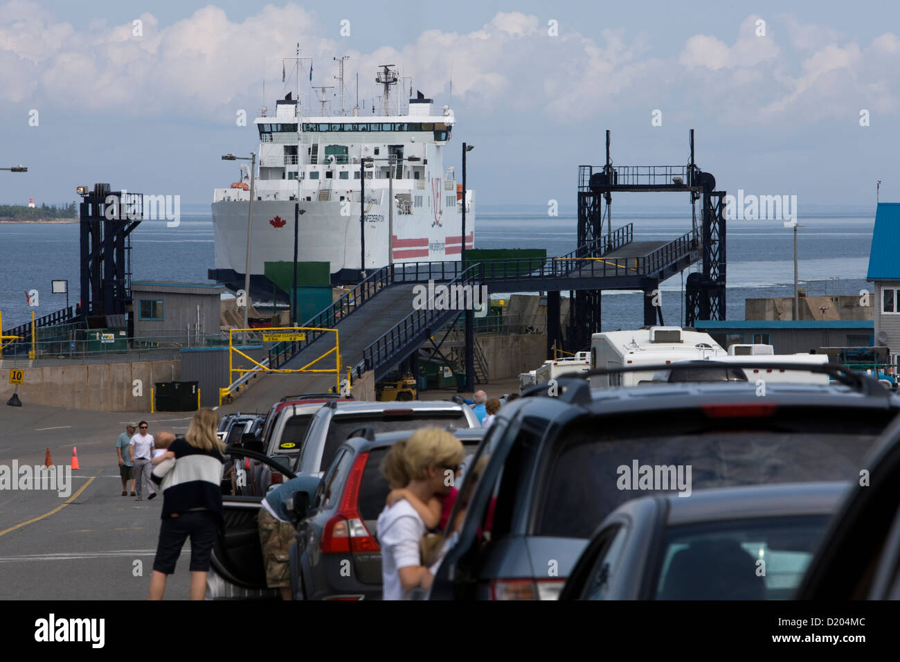 Menschen, Autos und Lastwagen warten auf der Prince Edward Island Ferry in Pictou in Nova Scotia Stockfoto