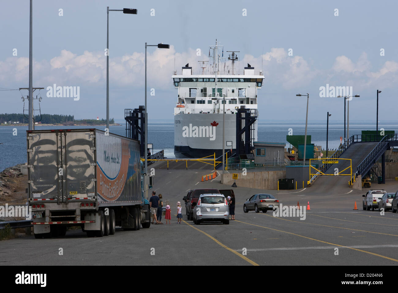 Menschen, Autos und Lastwagen warten auf der Prince Edward Island Ferry in Pictou in Nova Scotia Stockfoto
