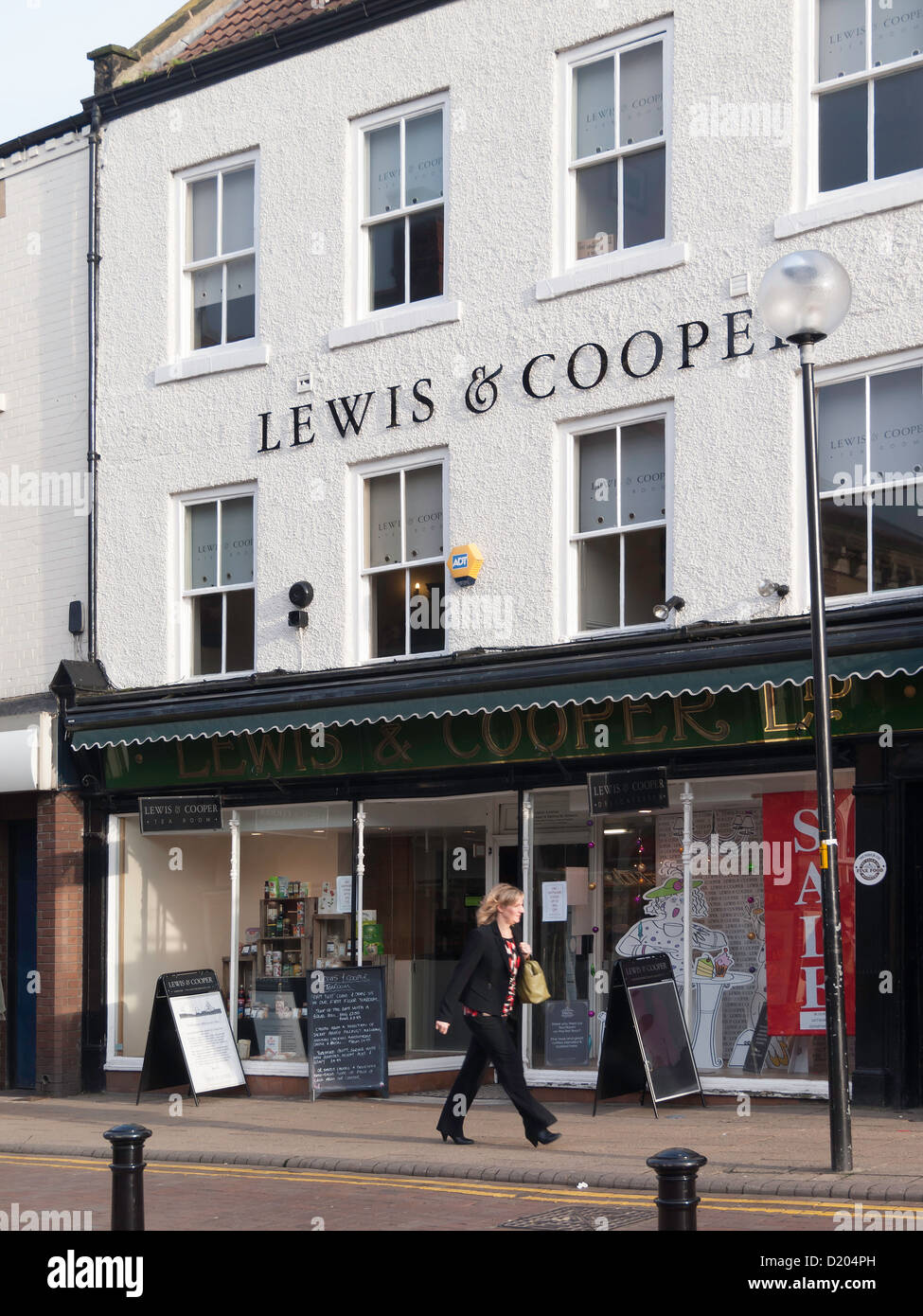Lewis & Cooper ein Spezialist für hochwertige Krämer Wein Händler und Café in Northallerton High Street Stockfoto