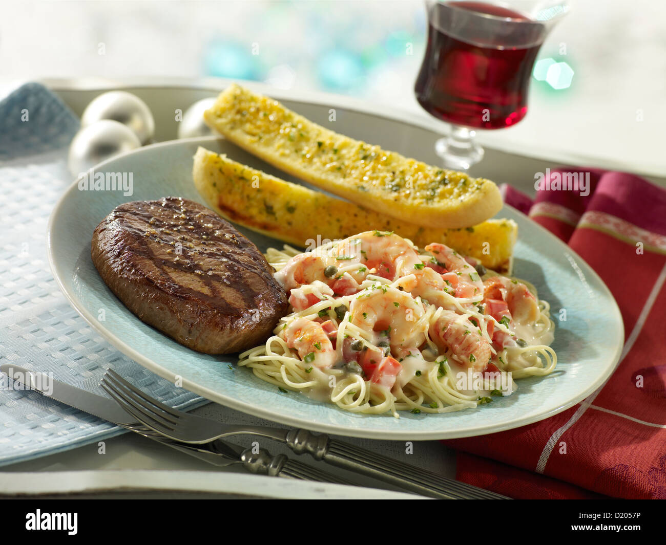 Steak mit Hummer Scampi Nudeln Stockfoto