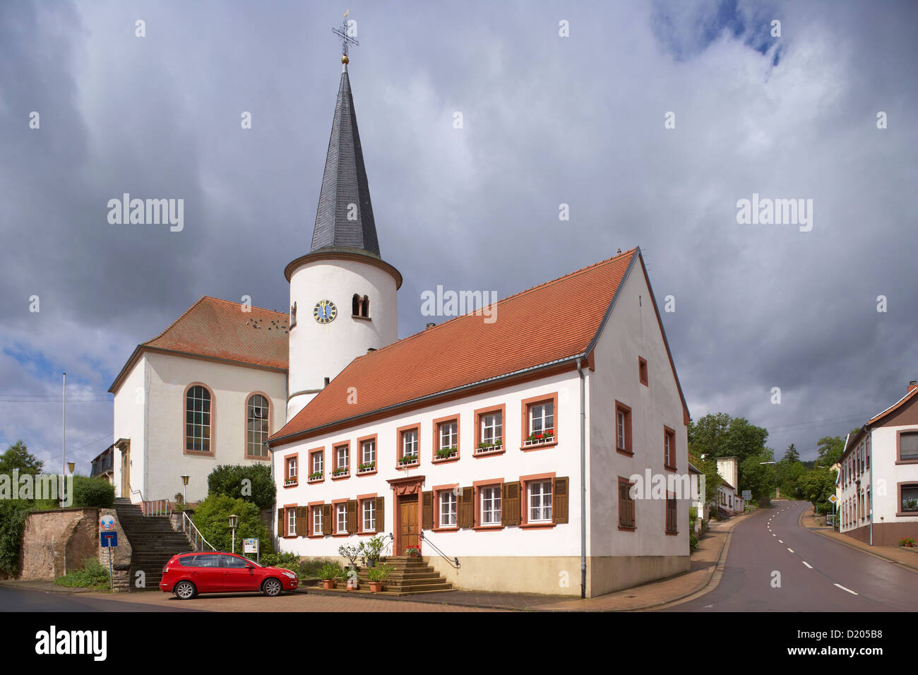 Runde Turm der St. Markus Kirche unter bewölktem Himmel, Reinheim, Bliesgau, Saarland, Deutschland, Europa Stockfoto
