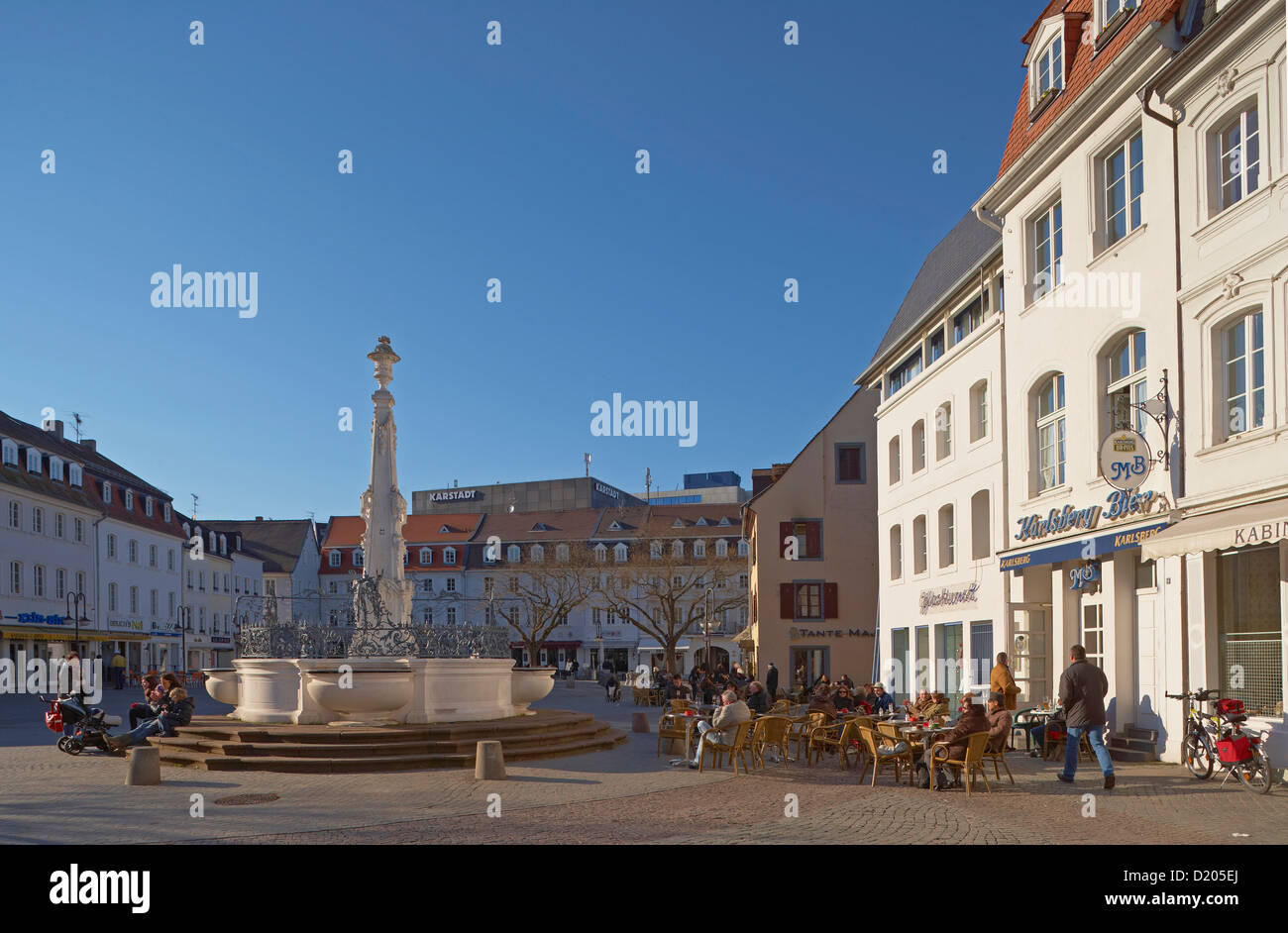 St. Johann-Marktplatz mit Brunnen im Sonnenlicht, Saarbrücken, Saarland, Deutschland, Europa Stockfoto
