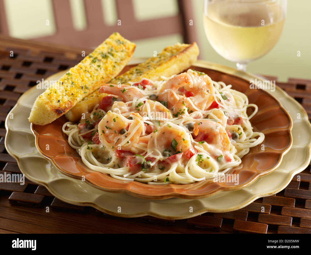 Shrimp Scampi-Pasta-Essen mit Weißwein und Knoblauchbrot Stockfoto