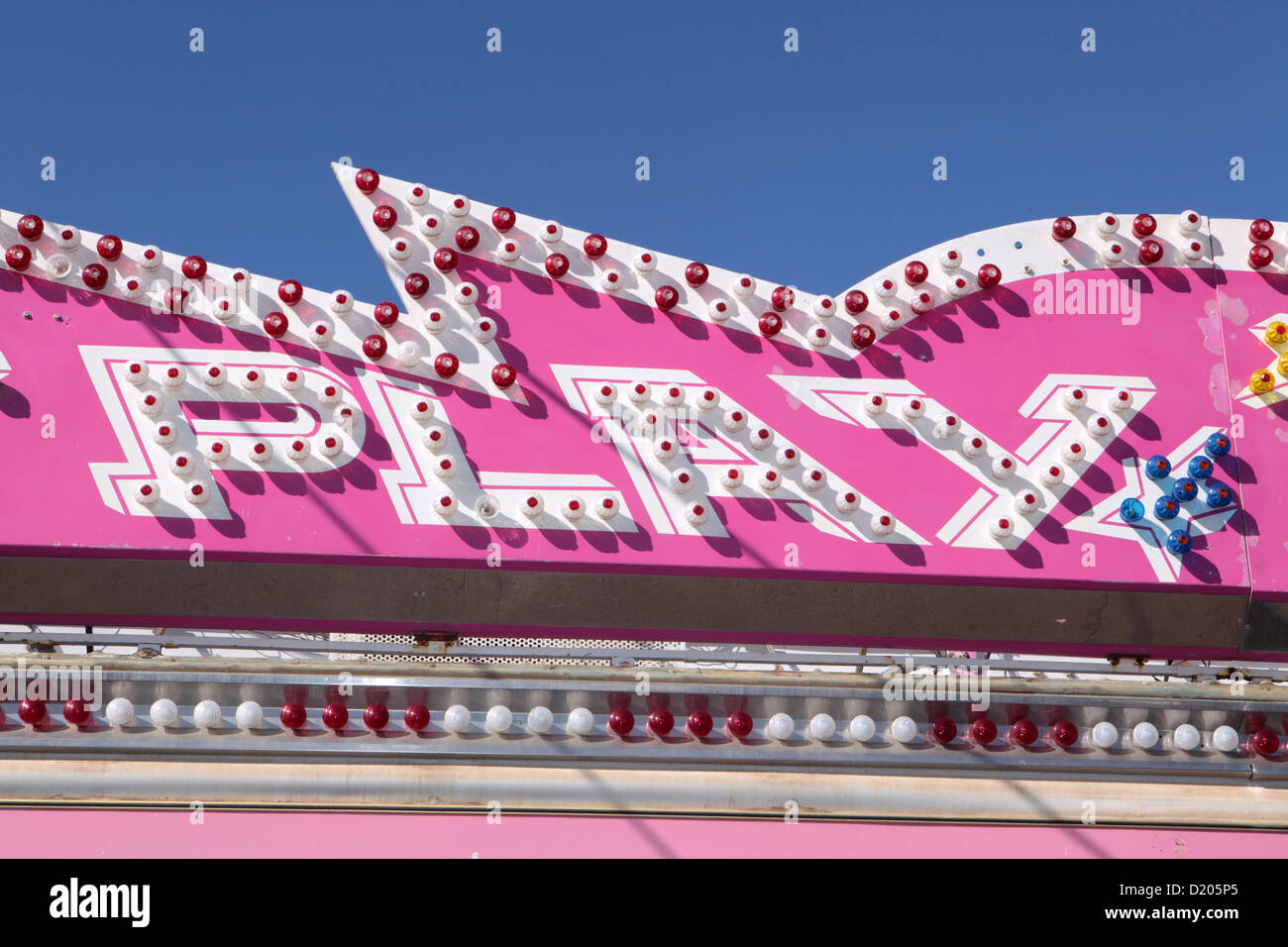Spielen, rosa, blau, Festplatz Kirmes Zeichen, Puerto De La Cruz, Teneriffa, Kanarische Inseln Stockfoto