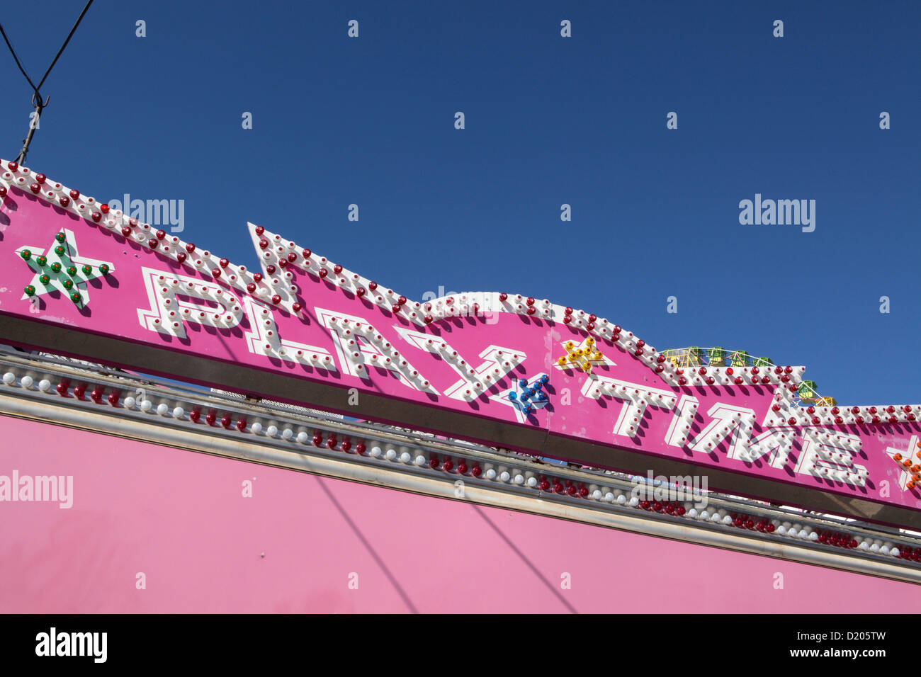 Spielen Sie, mal rosa, blau, Festplatz Kirmes Zeichen, Puerto De La Cruz, Teneriffa, Kanarische Inseln Stockfoto