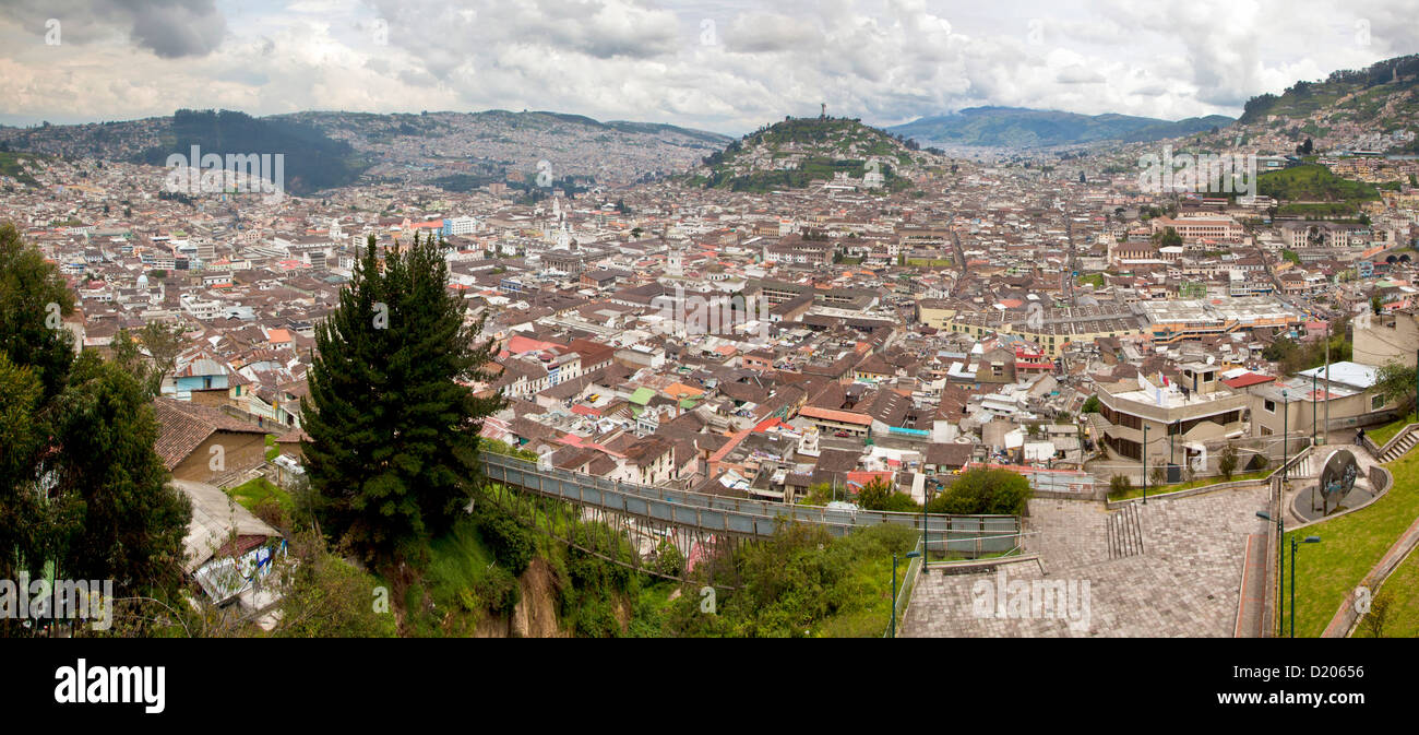 Die Stadt Quito mit Panecillo und Statue der Jungfrau von Quito, Blick vom Restaurant Ventanal im Süden Ecuadors, Süd A Stockfoto