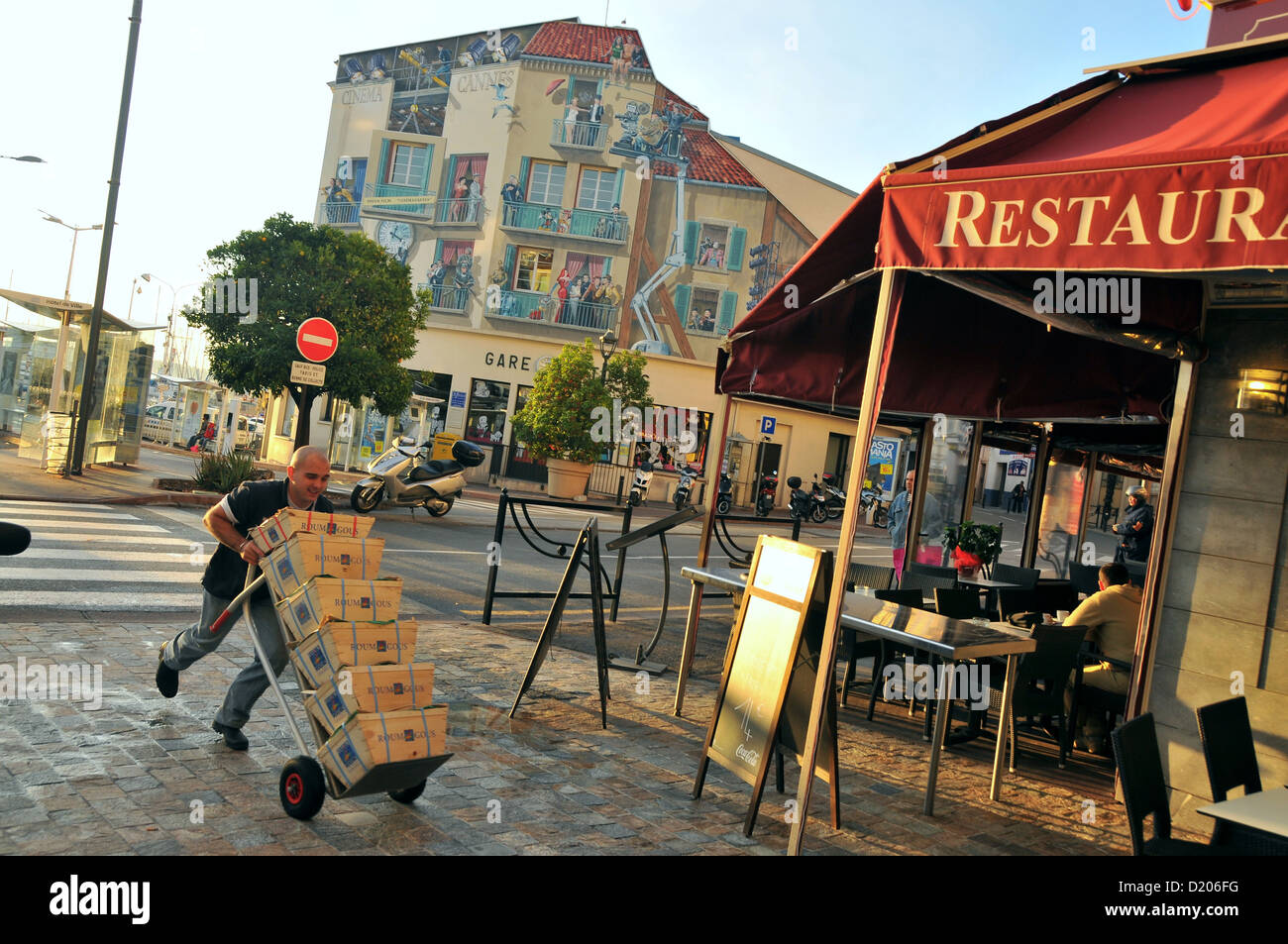 Restaurant am Busbahnhof in der alten Stadt, Cannes, Côte d ' Azur, Südfrankreich, Europa Stockfoto