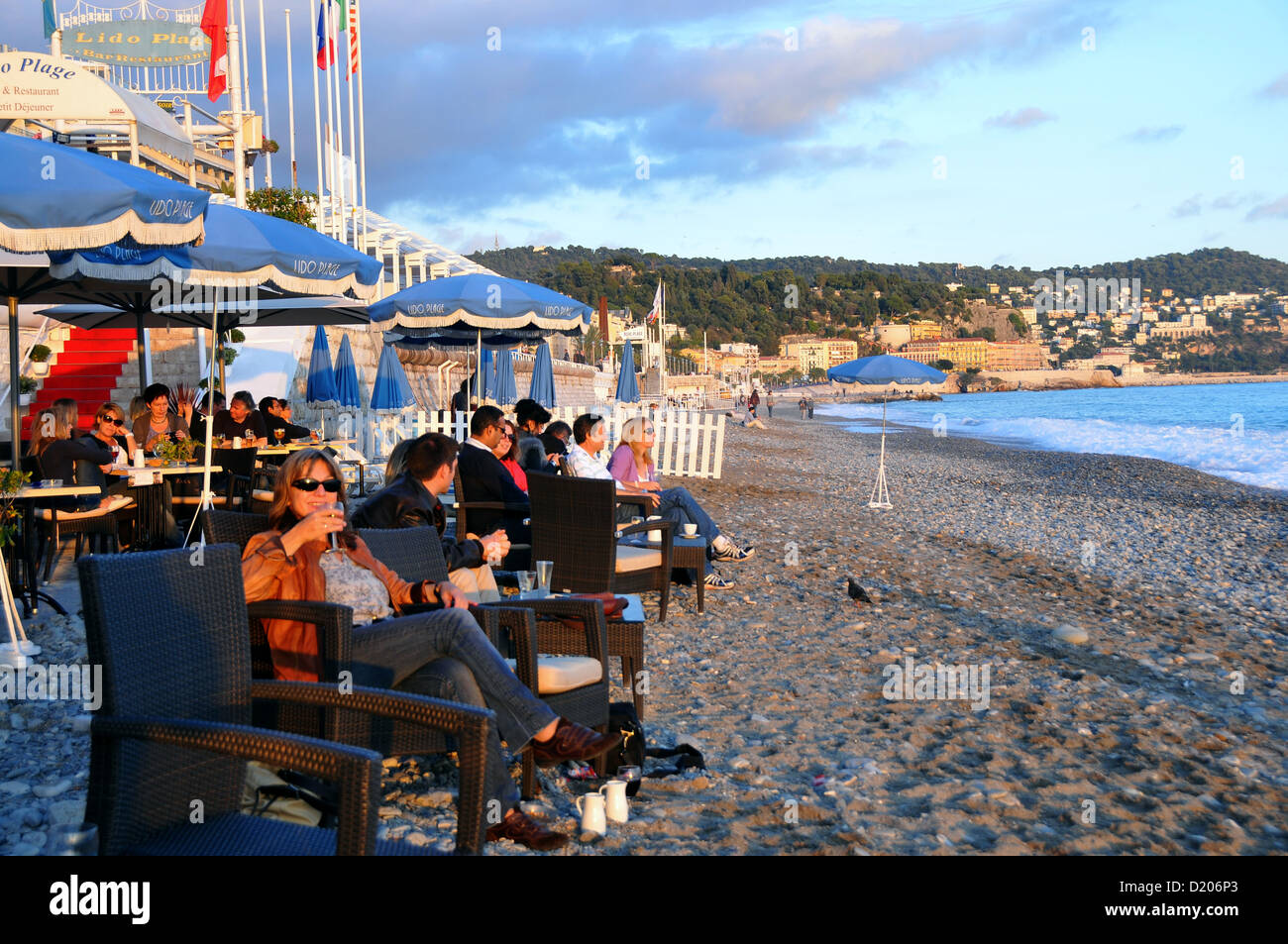 Menschen in einer Strandbar an der Promenade des Anglais, Nizza, Côte d ' Azur, Südfrankreich, Europa Stockfoto