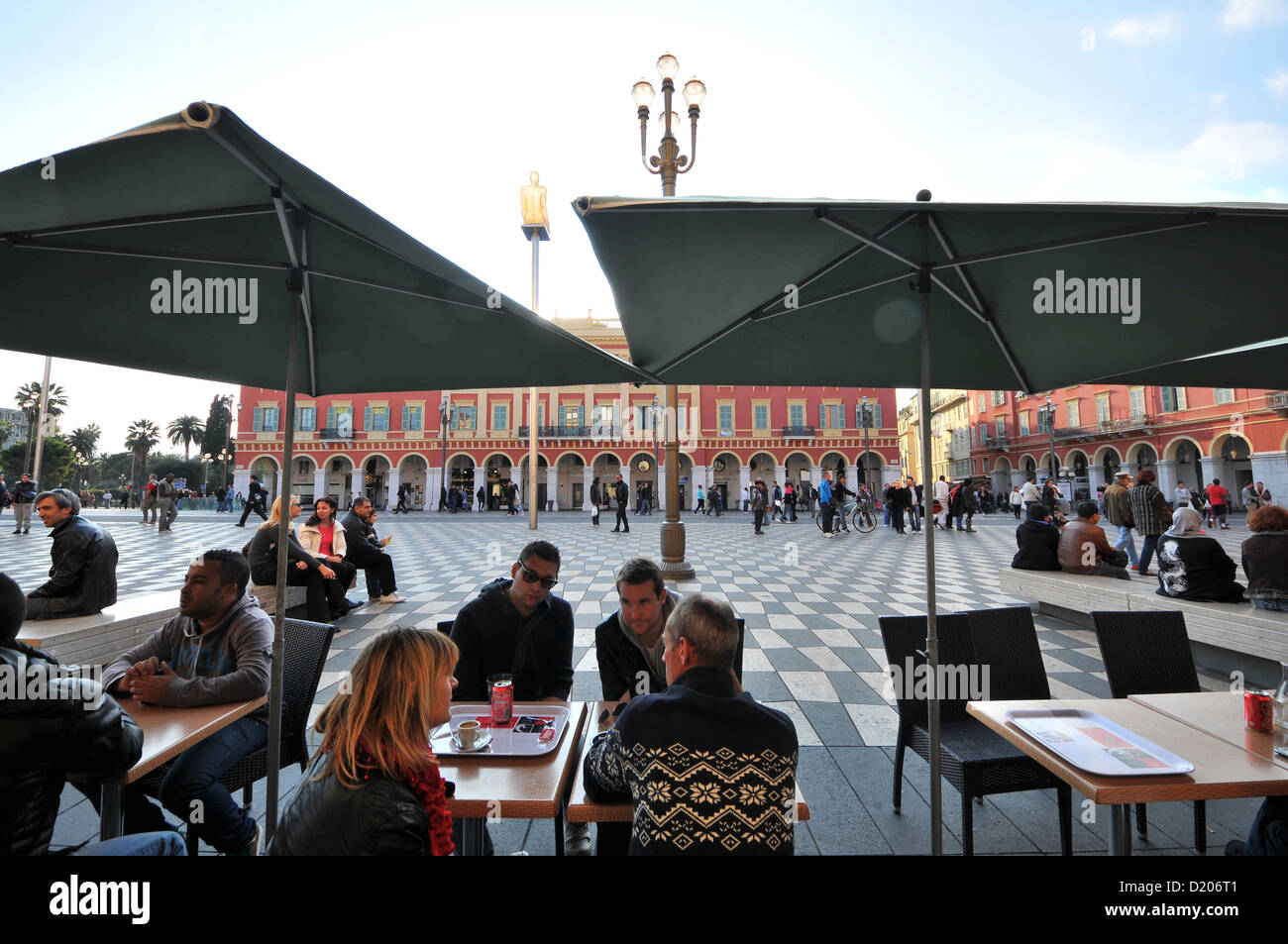 Menschen in einem Café am Place Massena, Nizza, Côte d ' Azur, Südfrankreich, Europa Stockfoto