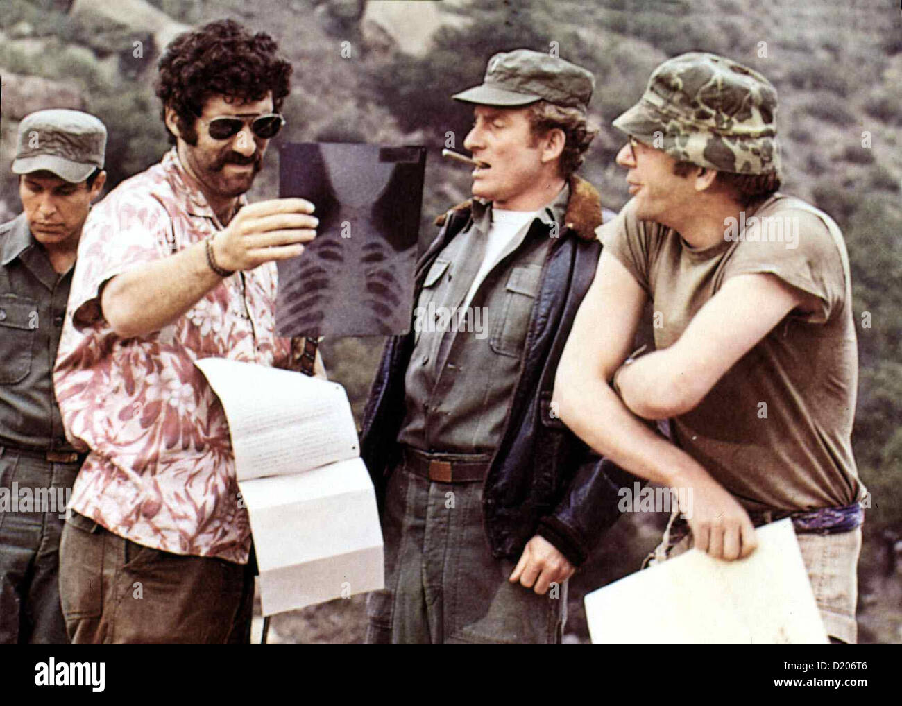 M.A.S.H.  M.A.S.H.  ?, Elliott Gould,?, Donald Sutherland John McIntyre (Elliott Gould) Und Hawkeye Pierce (Donald Stockfoto