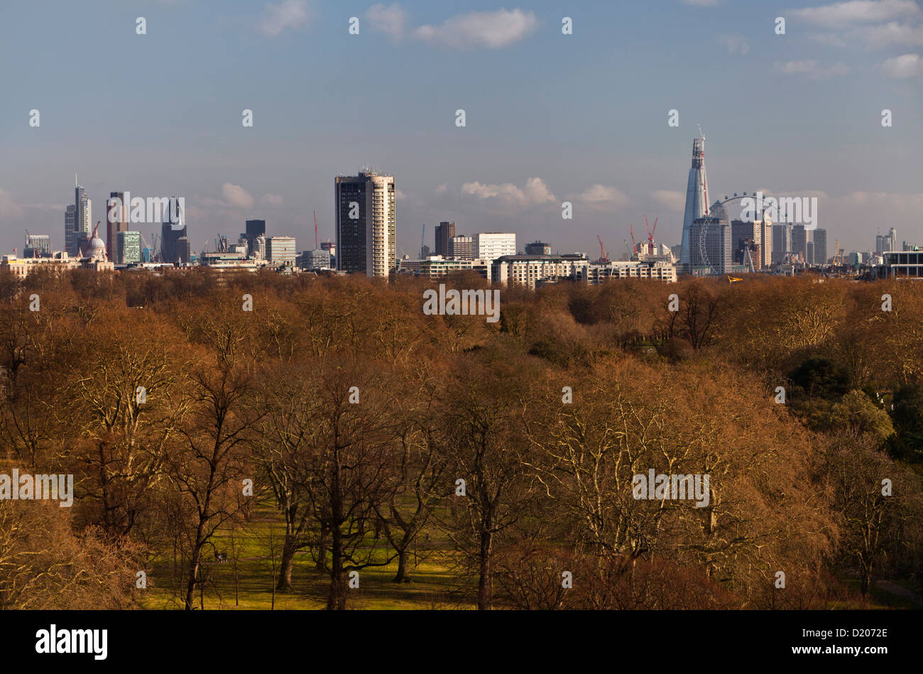 Blick auf Kensington Gardens, Hyde Park und die Skyline von London, England, Großbritannien Stockfoto