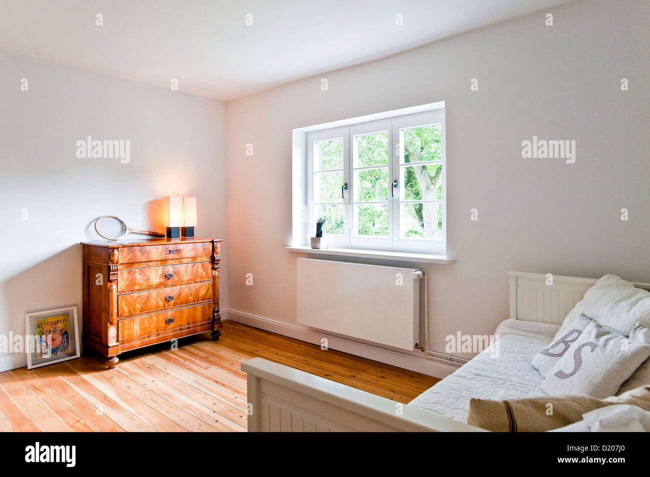 Schlafzimmer mit Bett und Kommode, möbliertes Haus im Landhausstil, Hamburg, Deutschland Stockfoto