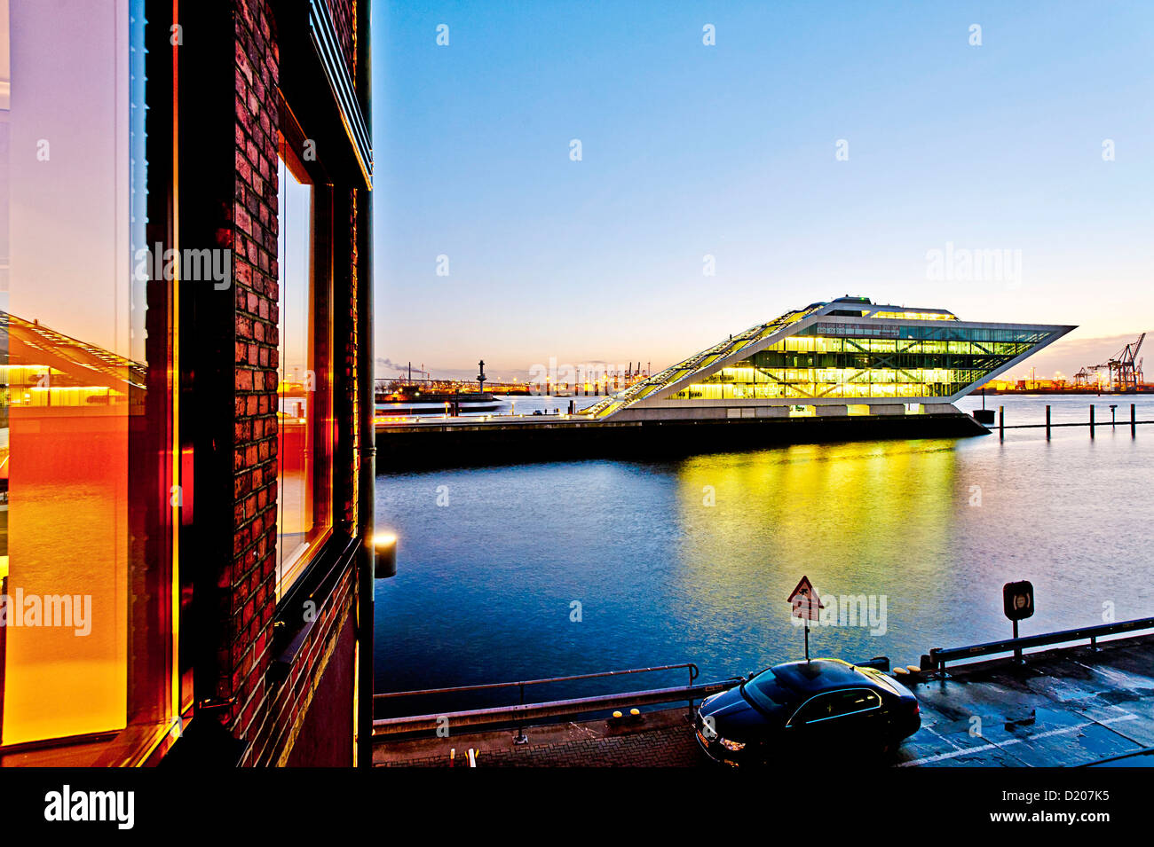 Dockland bei Dämmerung, moderne Architektur in der Hafencity Hamburg, Deutschland Stockfoto