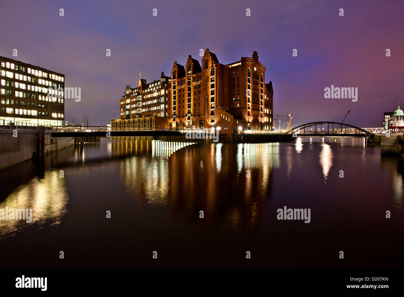 Maritim-Museum an der Dämmerung, moderne Architektur in der Hafencity, Hamburg, Deutschland Stockfoto