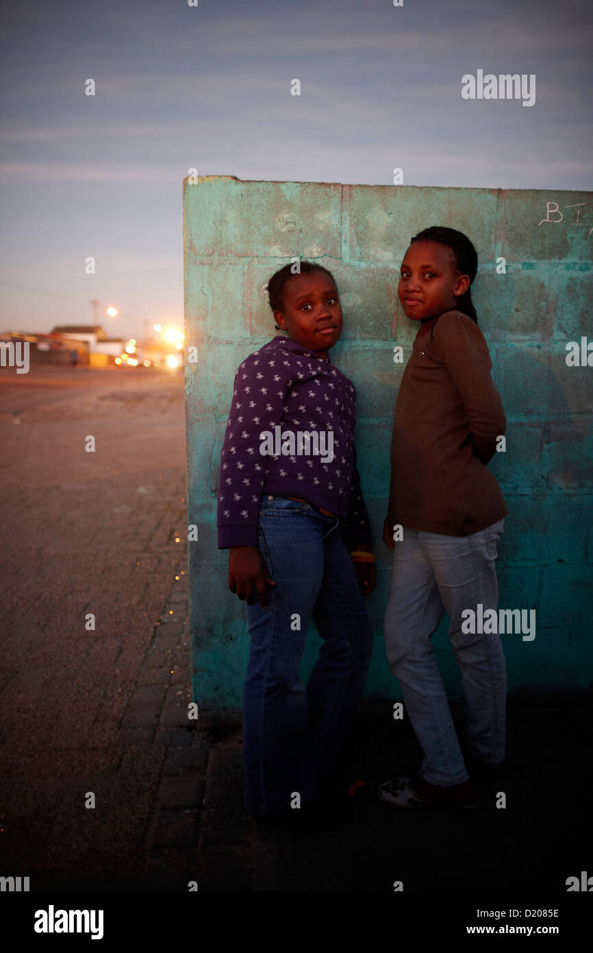 Kinder vor einer Wand in Guguletu Township am Abend, Cape Flats, Cape Town, Südafrika, Afrika Stockfoto