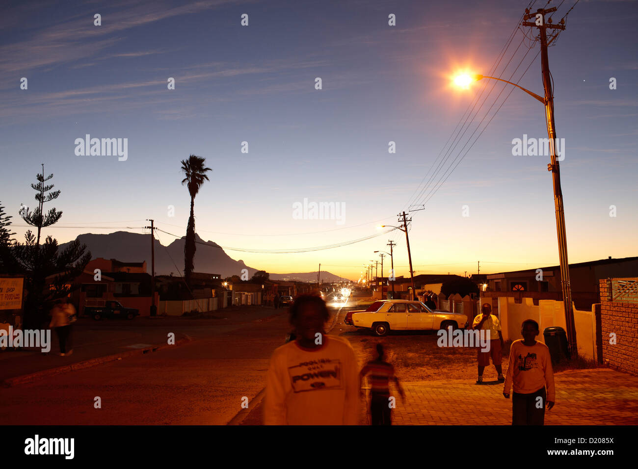 Kinder auf der Straße in Guguletu Township am Abend, Cape Flats, Cape Town, Südafrika, Afrika Stockfoto