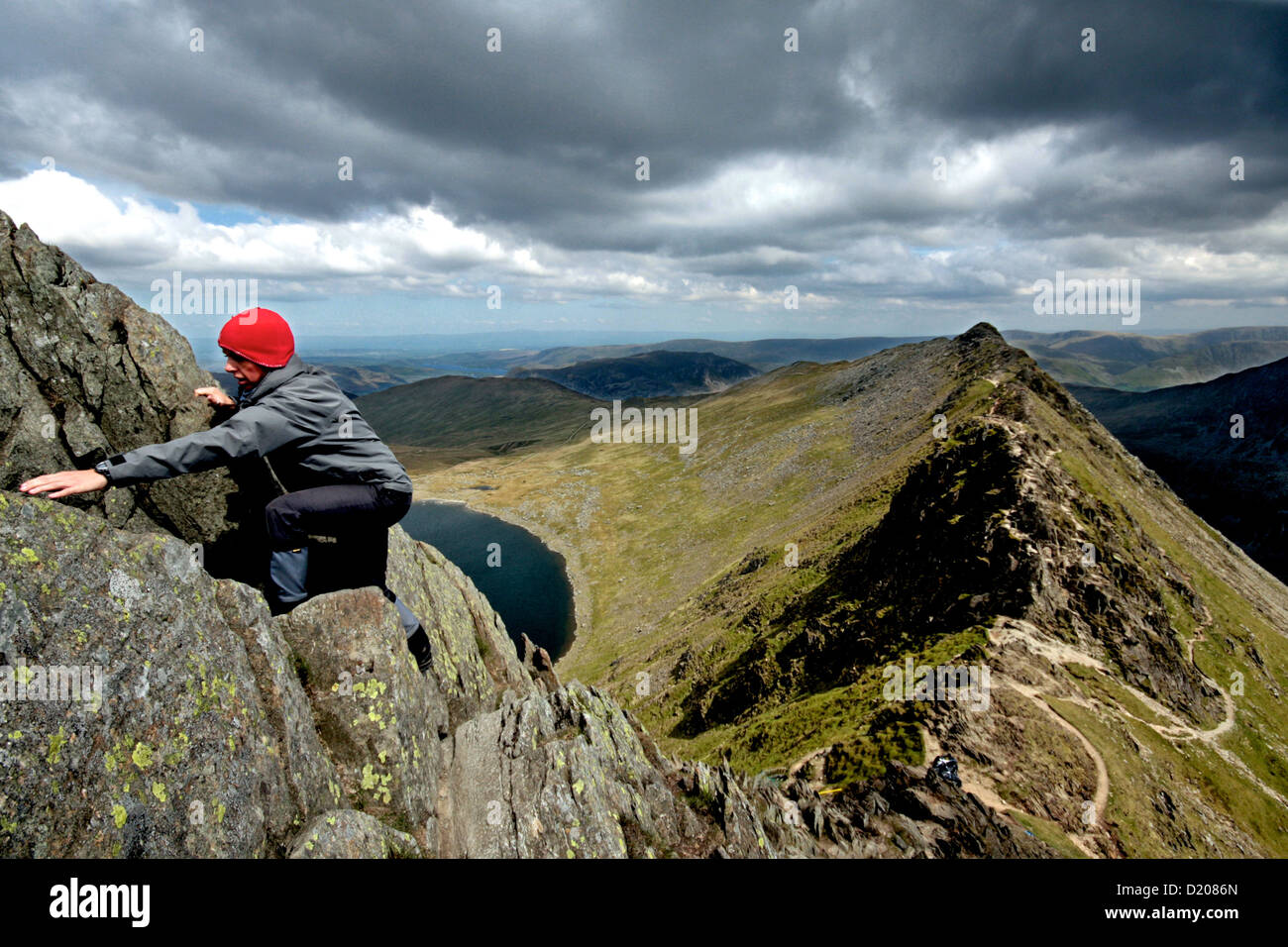 Bergsteiger auf Striding edge - Lakelandpoeten eines Berges im englischen Lake District Stockfoto