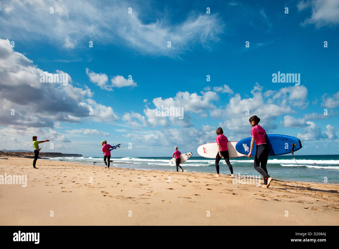 Surfer am Strand, El Cotillo, Fuerteventura, Kanarische Inseln, Spanien Stockfoto