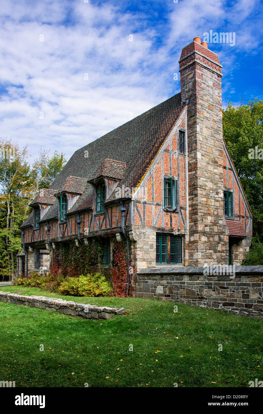 Tudor-Stil Torhaus befindet sich von Jordon Teich im Acadia National Park, Maine, USA. Gebaut von Rockefeller Stockfoto