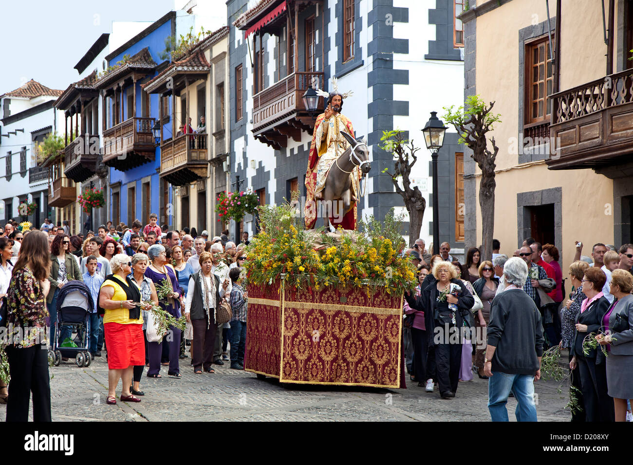 Palmsonntag-Prozession auf dem Weg zur Kirche, Teror, Gran Canaria, Kanarische Inseln, Spanien Stockfoto