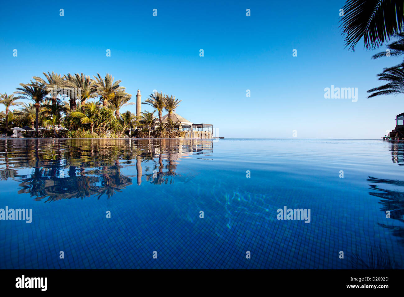 Pool von Grand Hotel Costa unter blauem Himmel, Meloneras, Maspalomas, Gran Canaria, Kanarische Inseln, Spanien, Europa Stockfoto