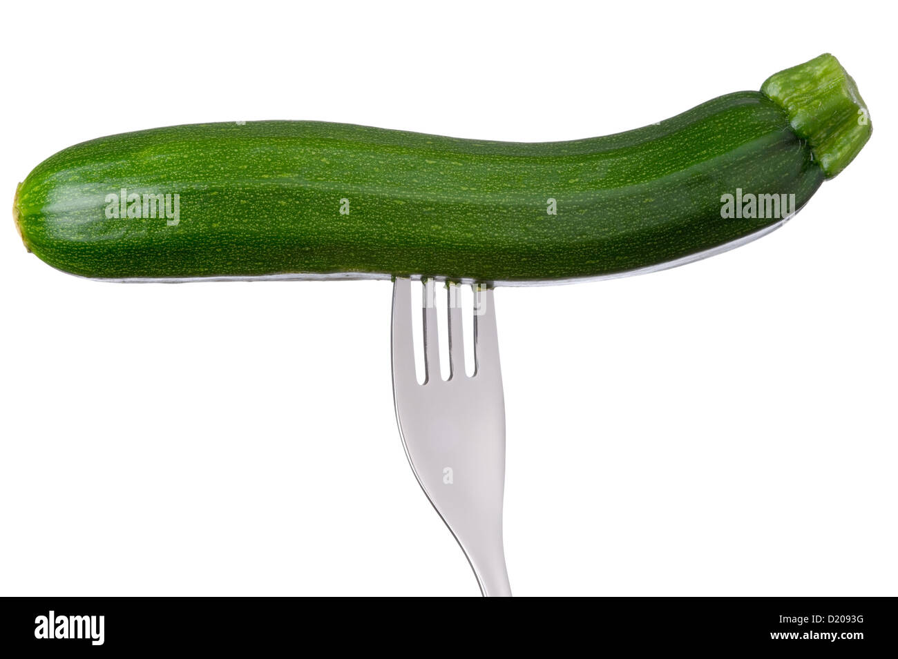 Zucchini oder Zucchini auf einer Gabel auf weißen Hintergrund isoliert Stockfoto