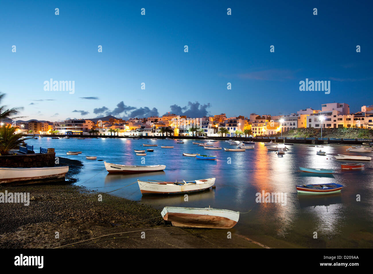 Beleuchtete Häuser am Charco de San Ginés am Abend Arrecife, Lanzarote, Kanarische Inseln, Spanien, Europa Stockfoto
