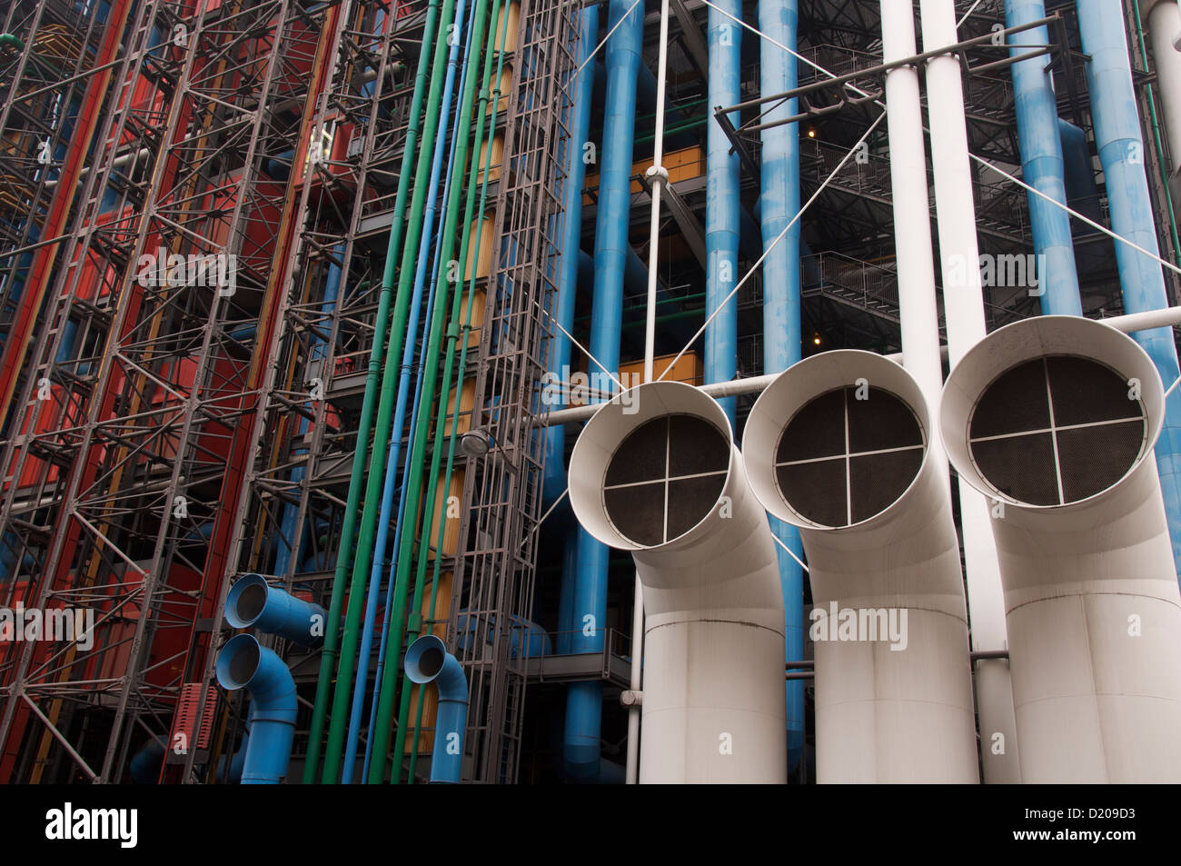 Moderne Architektur. Das Centre Pompidou, gesehen von der Rue Beaubourg. Die berühmten bunten Rohren und Leitungen auffällig auf der Außenseite. Paris, Frankreich. Stockfoto