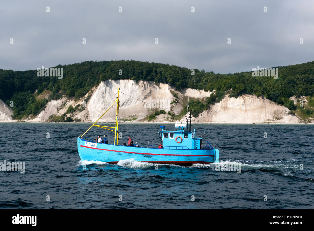 Sassnitz, Rügen, Deutschland, ein Fischerboot von der Klippe Stockfoto