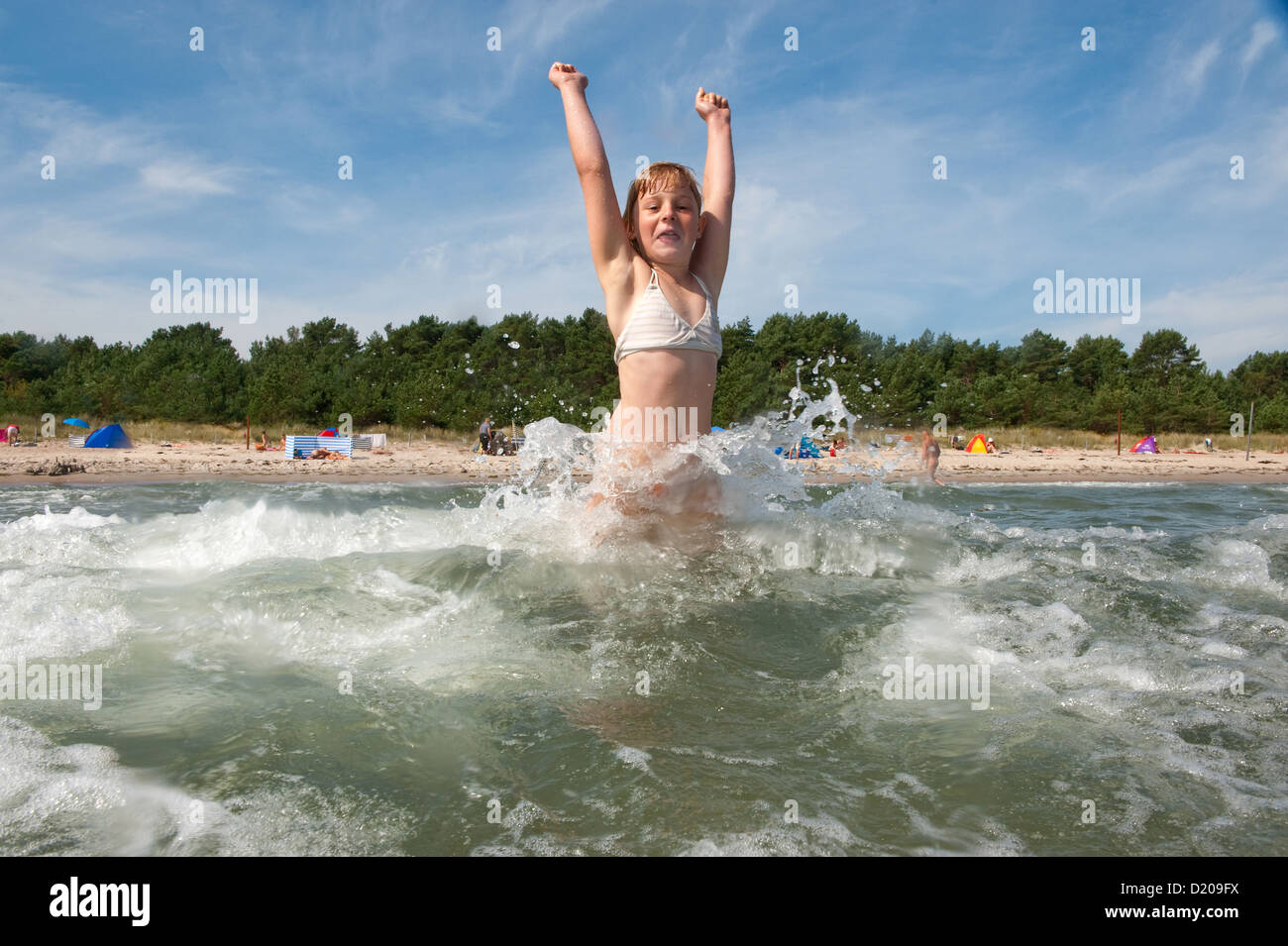 Prora, Rügen, Deutschland, ein Mädchen in der Ostsee plantschen Stockfoto