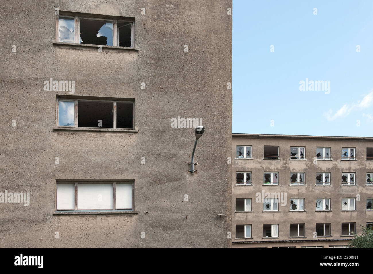 Prora, Rügen, Deutschland, zertrümmerte Fenster an der ehemaligen KdF-Anlage Stockfoto