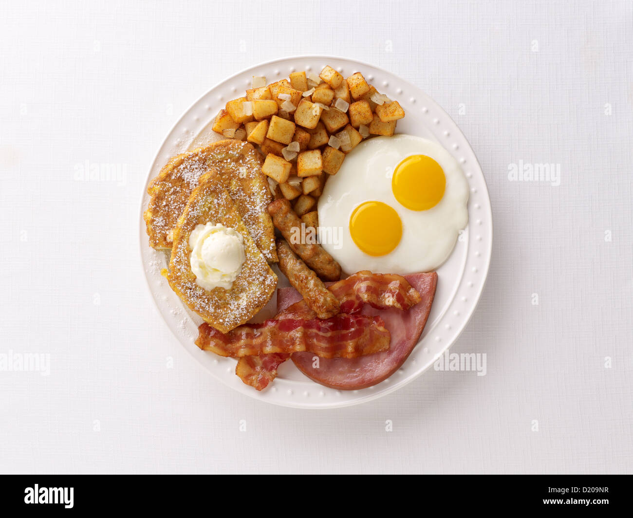 French Toast, Schinken, Speck, Wurst, Ei und Kartoffel-Frühstück Stockfoto