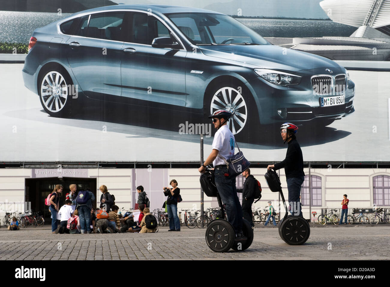 Berlin, Deutschland, Segway Elektroroller vor ein großes Plakat von BMW Stockfoto