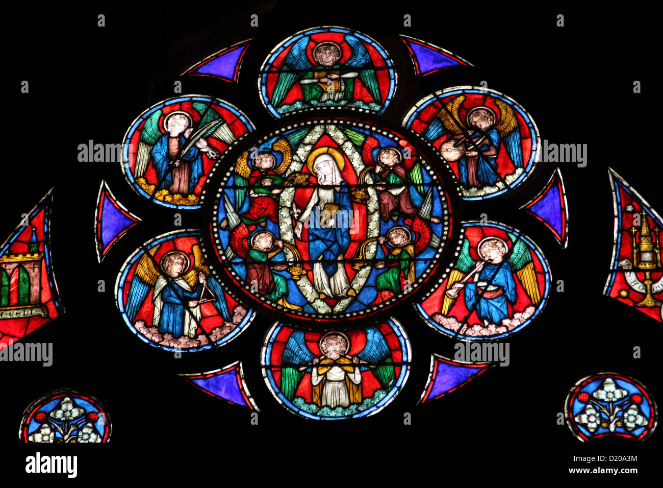 Bunte Glasfenster in der Kathedrale Notre Dame de Paris Stockfoto