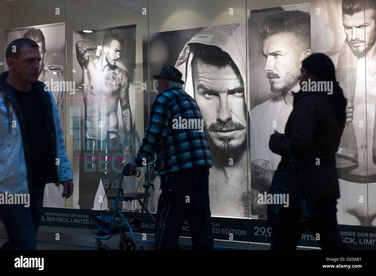 Berlin, Deutschland, Passanten vor einem Schaufenster mit David Beckham-Poster Stockfoto