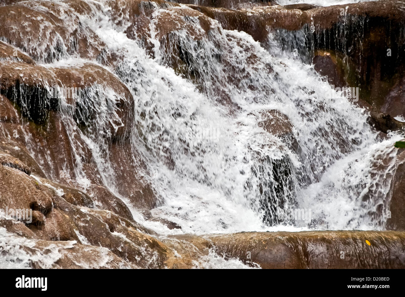 Dunns River Falls Closeup rauschenden Wasserfall, nationales Sonderzeichen von Jamaica, Ocho Rios, Jamaika Stockfoto